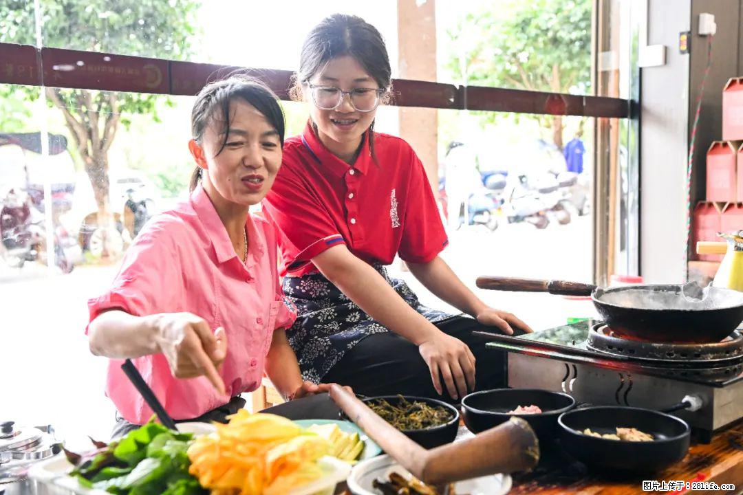 全网追的“扁担女孩”，找了一份暑假工，时薪12元 - 伊春生活资讯 - 伊春28生活网 yich.28life.net