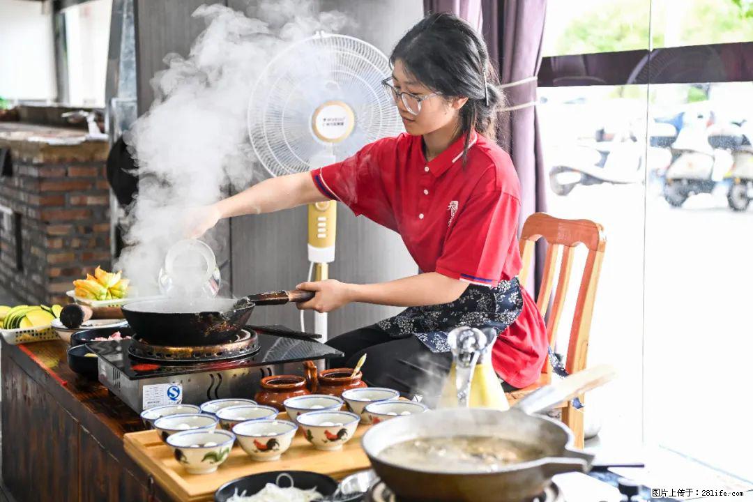 全网追的“扁担女孩”，找了一份暑假工，时薪12元 - 伊春生活资讯 - 伊春28生活网 yich.28life.net